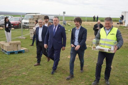 Santiago Sánchez porta la ‘cápsula del tiempo’, junto al diputado de Cultura y el presidente de la Diputación. J. NOTARIO