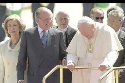 Con los Reyes, tras descender del avión. El Papa utilizó un ascensor para descender y pisar suelo español.