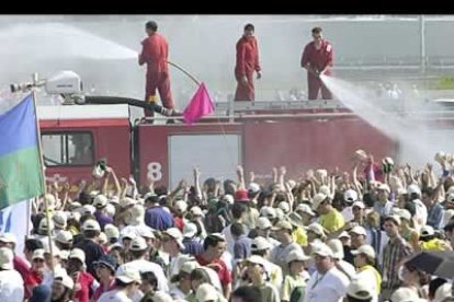 Los bomberos tuvieron que refrescar a los jóvenes debido a las altas temperaturas registradas en Madrid.