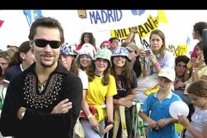 El cantante Diego Torres fue el encargado de recibir con música a Su Santidad en Cuatro Vientos.