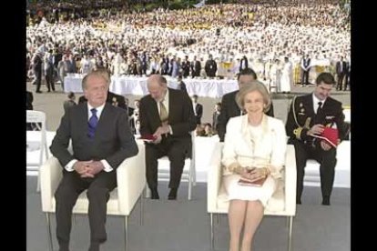 Los Reyes asistieron a este último gran acto de la visita del Papa a Madrid y fueron también los encargados de despedirle.