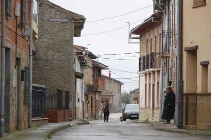 Varios vecinos en una de las calles del pueblo. RAMIRO