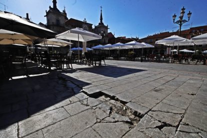 La grieta en la zona sur de la plaza, donde hay más actividad hostelera y del mercado, se ha agravado. RAMIRO