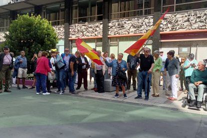 Concentración en León en protesta por las cesiones de Sánchez a Puigdemont. DL
