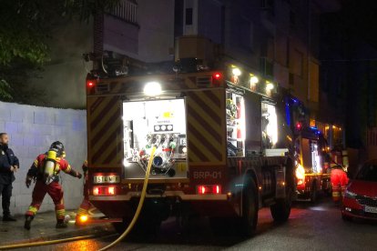 Los Bomberos de Ponferrada tuvieron que emplearse a fondo para sofocar las llamas. DL