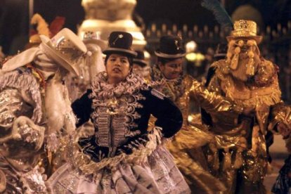 Cientos de personas participaron en el gran Desfile de Carnaval 2012 en Madrid. Foto: EFE/Ballesteros