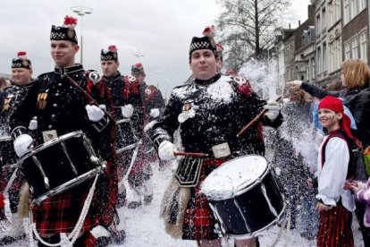 Una banda de música toca por las calles durante la celebración del carnaval en Maastricht, Holanda. Foto: EFE/Sander Koning