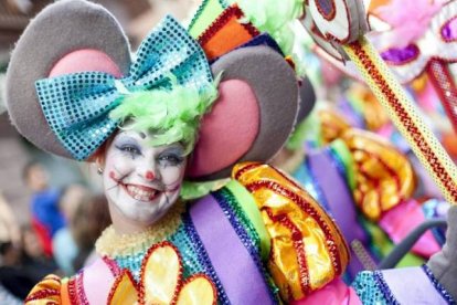 En el carnaval se mezclan las agrupaciones oficiales y personas anónimas. En la imagen, un momento del carnaval de Las Palmas. Foto: EFE/Ángel Medina G.