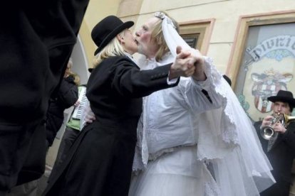 Gente disfrazada desfila en el carnaval de Praga, República Checa. Foto: EFE/Filip Singer