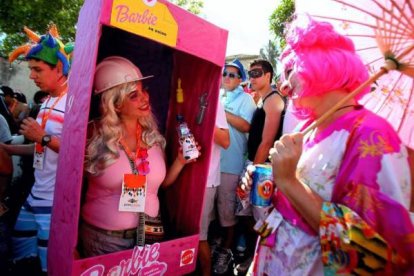 Miles de personas participan en el desfile de la comparsa 