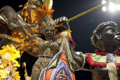 Una integrante de la escuela de samba del Grupo Especial Camisa Verde e Branco desfila durante la apertura del carnaval, en el sambódromo de Anhembí, de Sao Paulo (Brasil). Foto: EFE/Sebastião Moreira