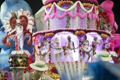 Integrantes de la escuela de samba del Grupo Especial Camisa Verde e Branco desfilan en Sao Paulo (Brasil). Foto: EFE/Sebastião Moreira