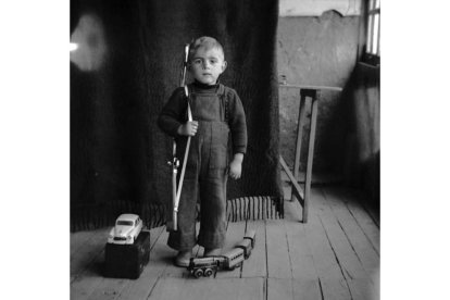En ocasiones, la importancia etnográfica e histórica de las imágenes deja paso a un innegable valor fotográfico, como en este caso. Foto: José González
