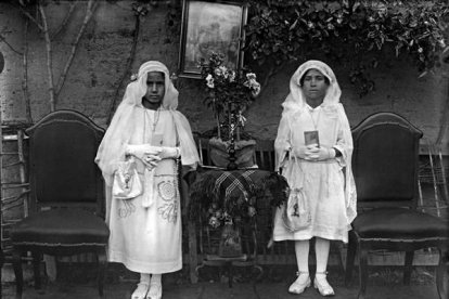 Dos retratos de primera comunión. Son sólo unas niñas pero aparentan, desde nuestra mirada actual, una edad mucho más avanzada. Foto: José González.