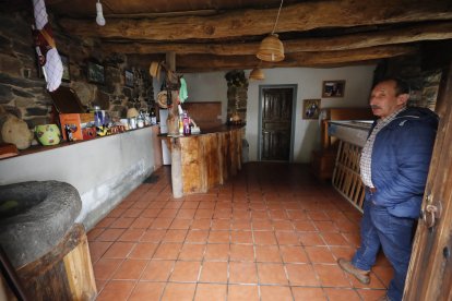 Abel, en la planta baja de la vivienda. ANA F. BARREDO