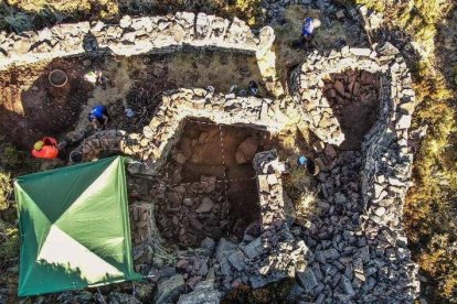 Trabajos de prospección arqueológica en el fortín que fue ocupado por tropas rebeldes. HISMECON