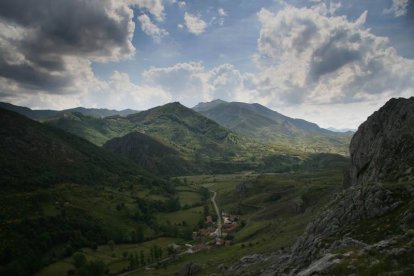 La pequeña población de Valverdín (León), a la entrada del valle que comunica los ríos Torío y Curueño. Al fondo, el mítico Pico Gallo. ICAL.