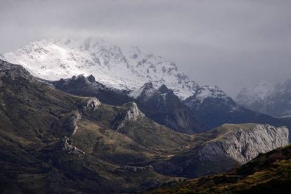 El característico modelado kárstico da forma a los imponentes montes de Los Argüellos. ICAL