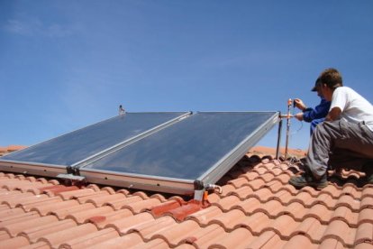 Colocación de paneles solares en el tejado de  una vivienda en la provincia. DL