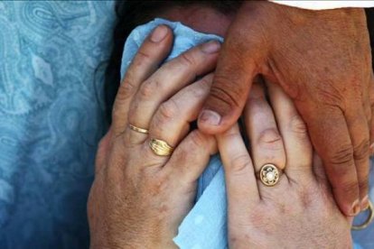 Una musulmana bosnia es consolada por un hombre en el memorial de Potocari. DADO RUVIC | REUTERS