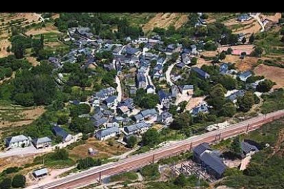 Perteneciente al gran municipio de Torre del Bierzo, La Granja de San Vicen-te también mira más hacia la mina y es, sobre todo, ferroviaria por vocación