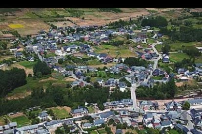 Huertas, prados y frutales pintan de verdes de distinta intensidad las márgenes del Boeza, que todavía mantiene la pureza de sus aguas cristalinas