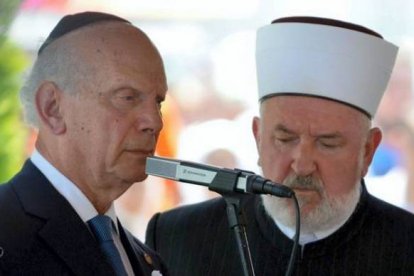 Arthur Schneier (izquierda), rabino de Nueva York superviviente del Holocausto, se dirige a los asistentes al funeral, en compañía del máximo clérigo islámico de Bosnia, Mustafa Ceric. DADO RUVIC | REUTERS