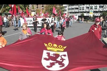 En cualquier caso, el número de participantes mermó considerablemente respecto a otras concentraciones, además, de registrar ausencias significativas entre sus filas como el responsable de Conceyu Xoven, Abel Pardo, o el ex diputado provincial y actual portavoz de la UPL en San Andrés, Luis Herrero Rubinat.