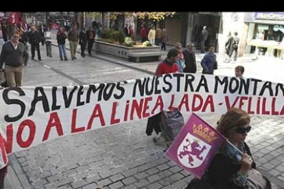 La lucha contra la línea de alta tensión Sama-Velilla también estuvo ayer presente en la manifestación leonesista. Los organizadores decidieron apoyar esta causa tras recibir la petición de la plataforma de afectados.   Así, decenas de banderas leonesistas portaban también en su mástil el lazo verde que ya se ha convertido en el símbolo de la lucha contra este proyecto de Red Eléctrica Española.
