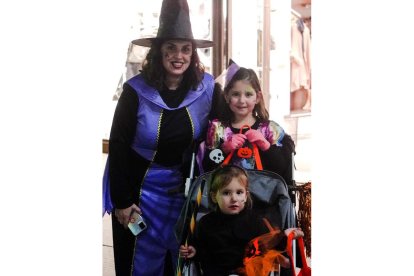 Jóvenes, niños y mayores se esmeran en los disfraces para celebrar Halloween (Holywins en el Peñacorada). J. NOTARIO