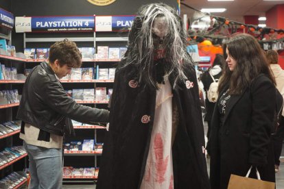 Jóvenes, niños y mayores se esmeran en los disfraces para celebrar Halloween (Holywins en el Peñacorada). J. NOTARIO