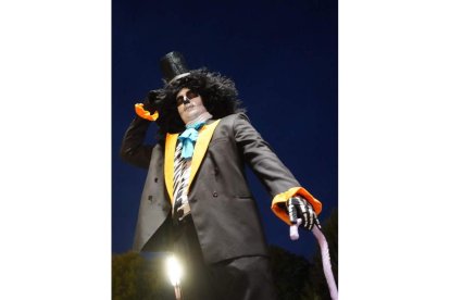 Jóvenes, niños y mayores se esmeran en los disfraces para celebrar Halloween (Holywins en el Peñacorada). J. NOTARIO