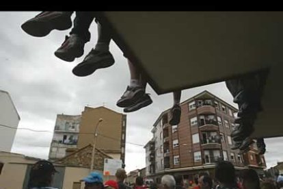 Cualquier sitio es bueno con tal de conseguir una vista provilegiada de la carrera.