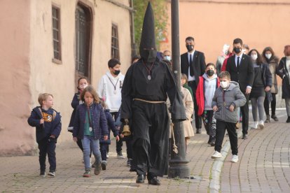 El Lambrión Chupacandiles en su recorrido por Ponferrada. L. DE LA MATA