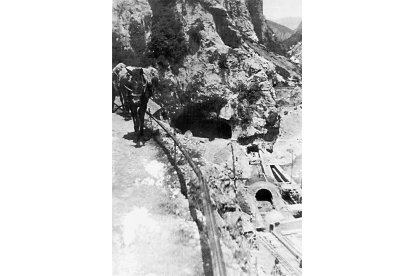 Burros, caballos, bueyes... Todo fue poco para realizar una obra hercúlea en el corazón de la montaña cantábrica. 'OBRAS DE TITANES', MARIANO ZUBIZARRETA