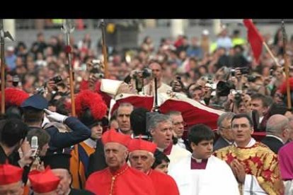 Los restos del anterior Papa Juan XXIII, fallecido en 1963, fueron trasladado desde las grutas el 3 de junio del año 2001 hasta la basílica, pocos meses después de ser beatificado.