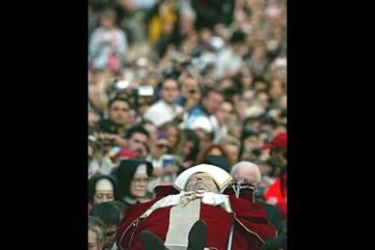 Conociendo el amor que sentía por Juan XXIII, no era de descartar que quisiera reposar en el mismo sitio donde estuvo el «Papa Bueno», como es conocido Juan XXIII.