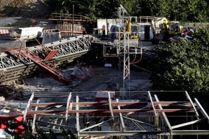 Los cuerpos de seis malogrados obreros que perecieron en el accidente, fueron trasladados al Instituto Anatómico Forense de Granada.