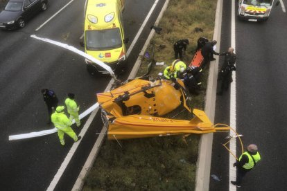 El helicóptero caído sobre la M-40. EFE.