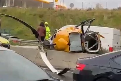 El helicóptero caído sobre la M-40. EFE.