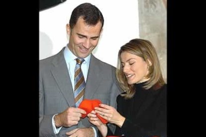 El esperadísimo anuncio se hizo oficial el domingo 8 de mayo, el día antes de que la pareja iniciara una visita oficial al archipiélago balear. Allí recibieron la los primeros regalos para el ajuar de su hijo.