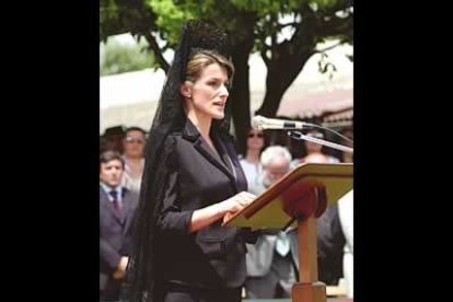 Fue en este mes, cuando la Princesa dio su primer discurso en un acto oficial, al amadrinar la bandera nacional en el XXV aniversario de la creación de la Unidad Rural de la Guardia Civil en Logroño.