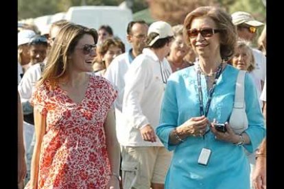 En su quinto mes de embarazo, Letizia empezó a lucir modelos premamá. En las vacaciones de verano se pudo apreciar por primera vez la incipiente barriguita de la Princesa, hasta la fecha, inexistente.