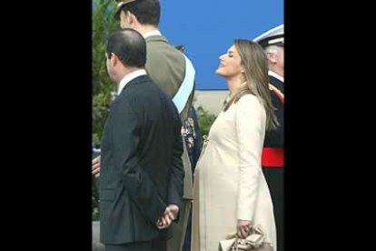 El 12 de octubre se celebró en Zaragoza el día de la Hispanidad, la Princesa de Asturias, en avanzado estado de gestación se negó a sentarse, a pesar de la sugerencia de la Reina.