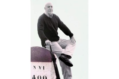 Raúl Guerra Garrido, sobre el histórico mojón del kilómetro 400 de la N-VI, en Cacabelos. DL