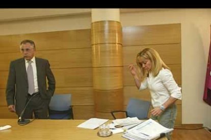 Antes de comenzar el debate, moderado por  el director de Diario de León, Fernando Aller,  los candidatos _en este caso Isabel_ preparan su documentación.