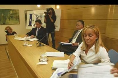 Carrasco y Otero ya están listos para empezar. Mientras preparan la documentación son fotografíados por los medios de comunicación.