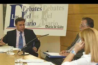 En el debate se trataron temas de actualidad que afectan a la provincia leonesa, tales como la despoblación, la reindustrialización de las zonas mineras y la revitalización del campo, entre otros asuntos.