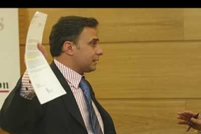 Comparó a Carrasco con Alicia en País de las Maravillas, argumentando que para ella todo está bien, e ironizó que las siglas de su partido, el PP, corresponden a Pura Propaganda.
