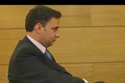 Otero nació en Ponferrada, donde encabeza la lista de la UPL al Ayuntamiento, es abogado y secretario general de su partido.